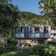 Est&uacute;dio Rossi Arquitetos "transforms memory into architecture" at Brazilian beach house
