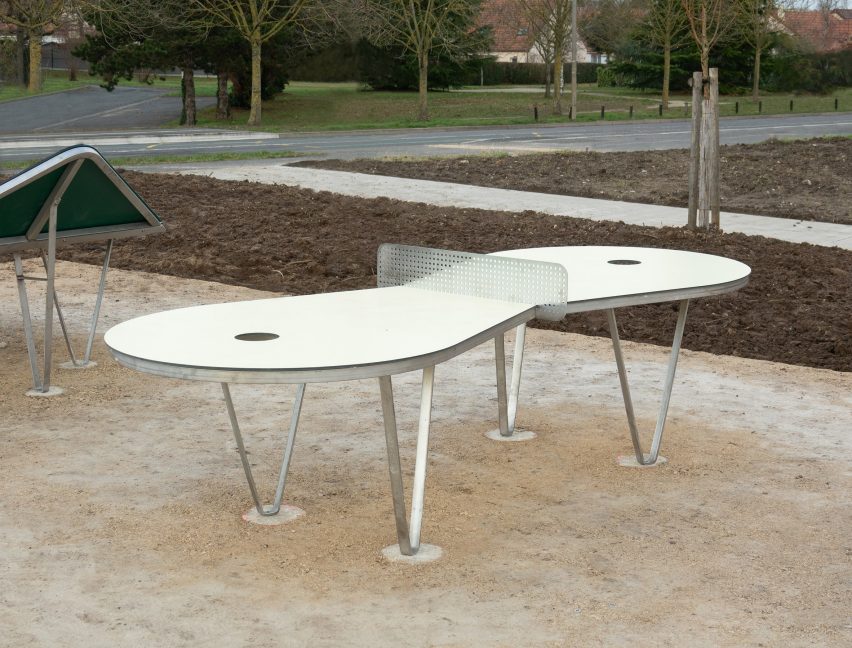 Curvy table tennis table