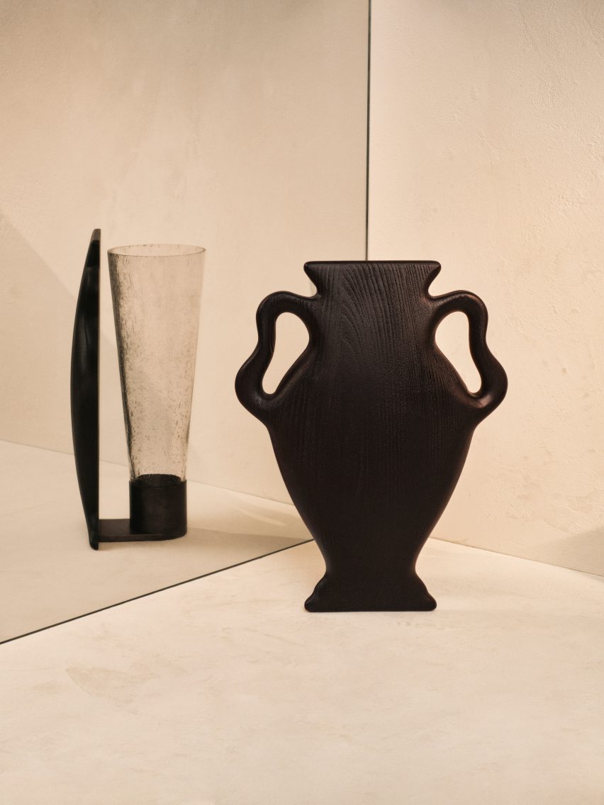 Trompe l'oeil vase in black