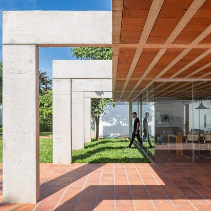 Portico House by Bloco Arquitetos